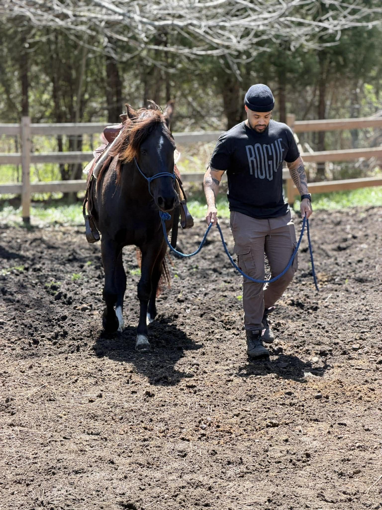 Militaire en transition guidant un cheval au ranch