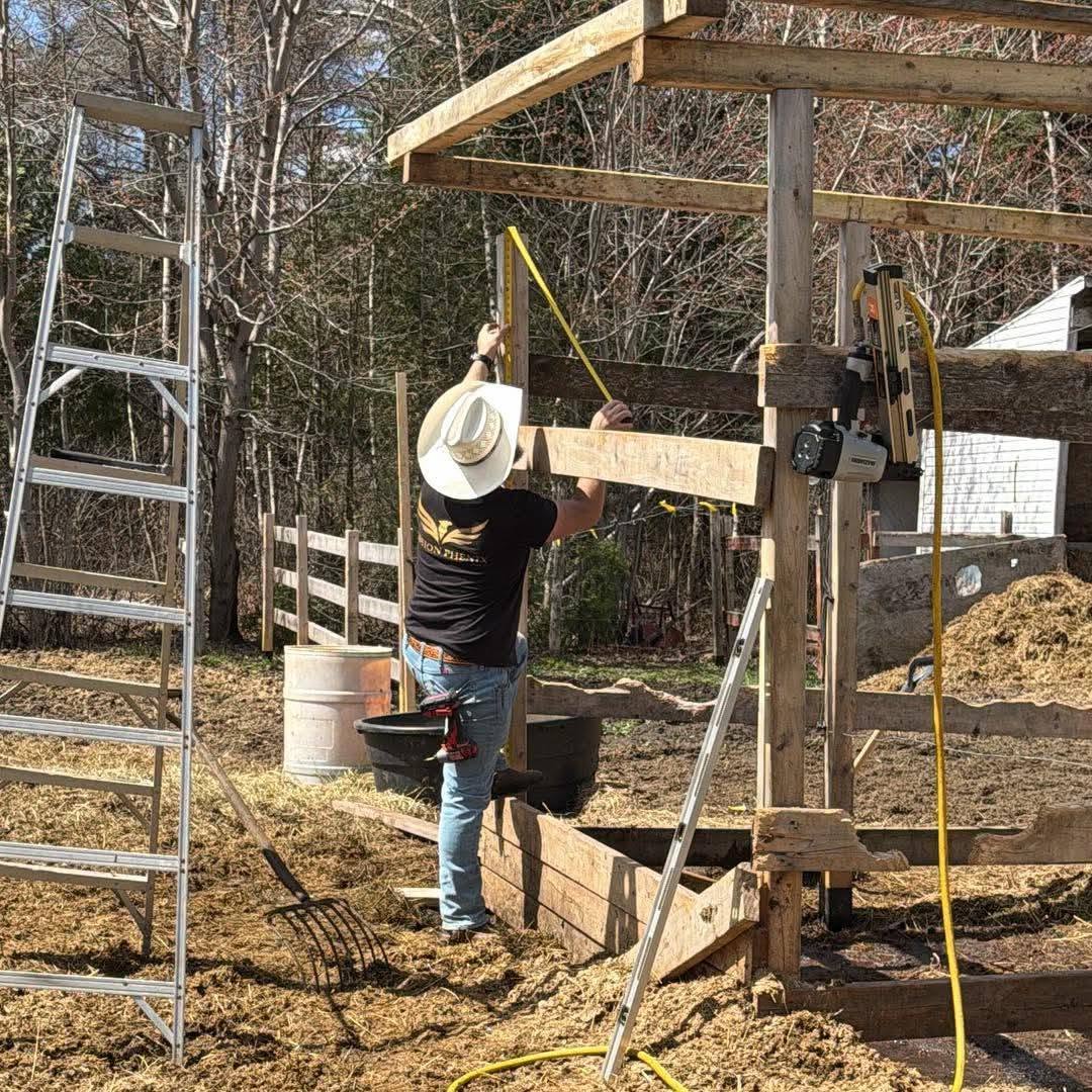 Bénévole construisant une structure au ranch